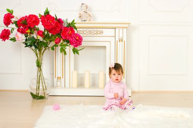 Pembe elbiseli küçük kız