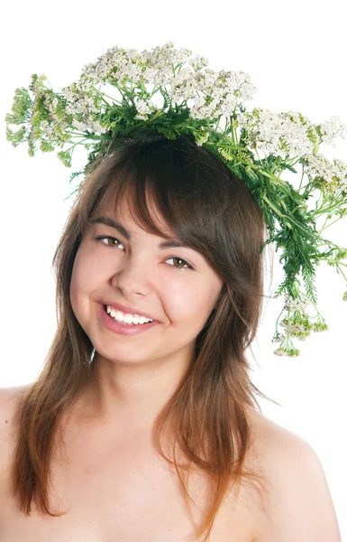 ノコギリソウ花輪の頭を持つ少女 — ストック写真