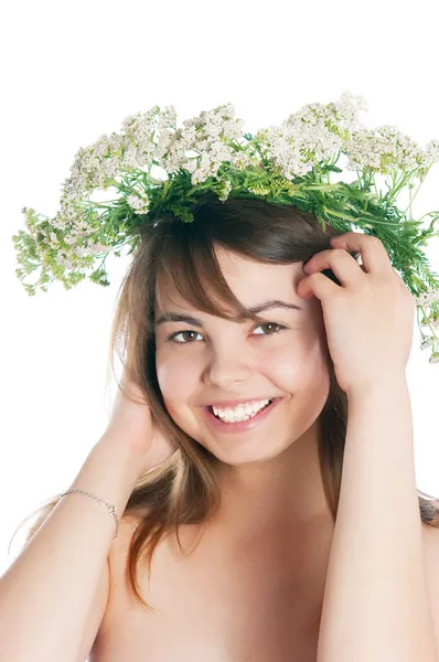 ノコギリソウ花輪の頭を持つ少女 — ストック写真