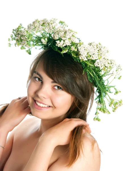 A menina com grinalda yarrow na cabeça — Fotografia de Stock