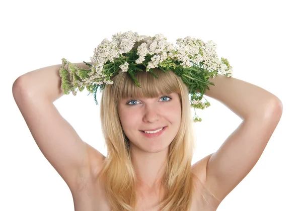 ノコギリソウの花輪を持つ少女 — ストック写真