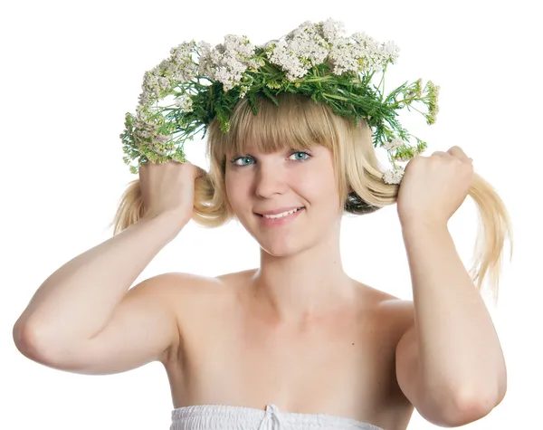 A menina com grinalda yarrow — Fotografia de Stock