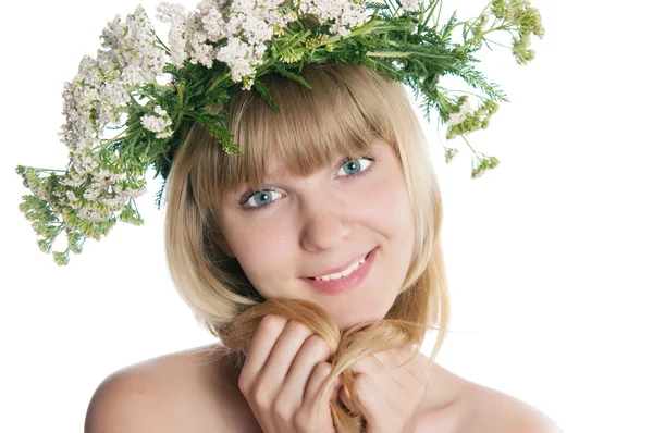 ノコギリソウの花輪を持つ少女 — ストック写真