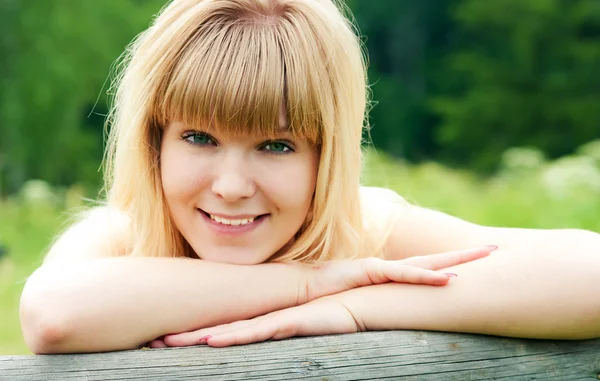 The girl stands near a fence — Stock Photo, Image