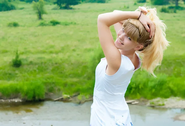 La ragazza in un prendisole bianco — Foto Stock