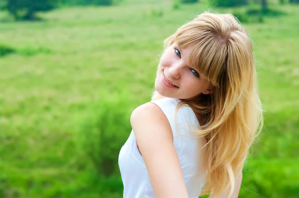 La ragazza in un prendisole bianco — Foto Stock