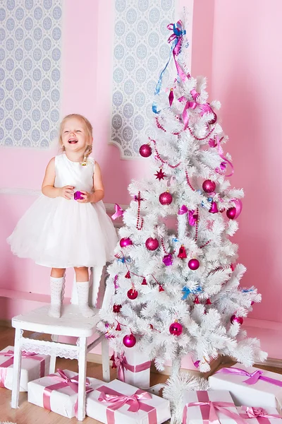 ギフト クリスマス モミの木で少女 — ストック写真