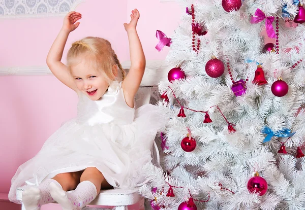 ギフト クリスマス モミの木で少女 — ストック写真