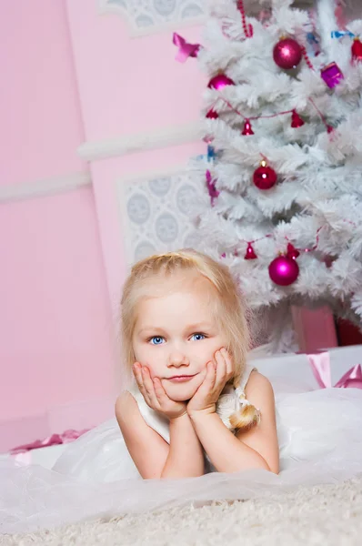 Het meisje op de spar-kerstboom met geschenken — Stockfoto