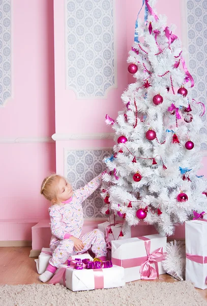 La ragazza all'abete di Natale con regali — Foto Stock