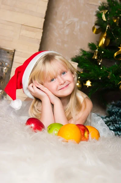 Het meisje onder de spar-kerstboom — Stockfoto