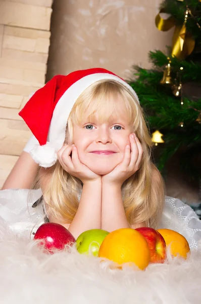 A menina sob o abeto de Natal — Fotografia de Stock