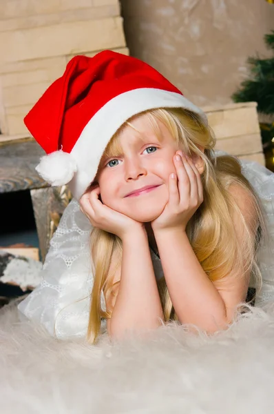 Het meisje onder de spar-kerstboom Stockfoto