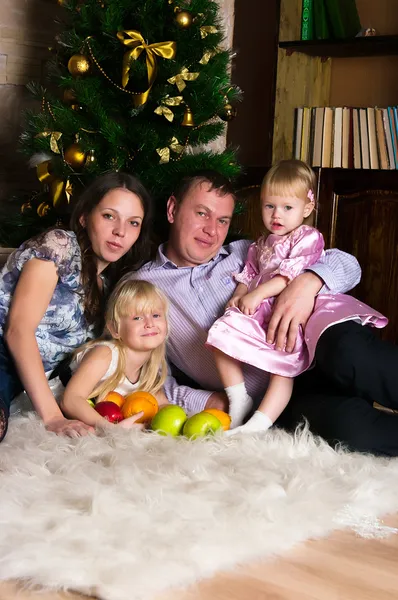 A család egy újévi fa — Stock Fotó
