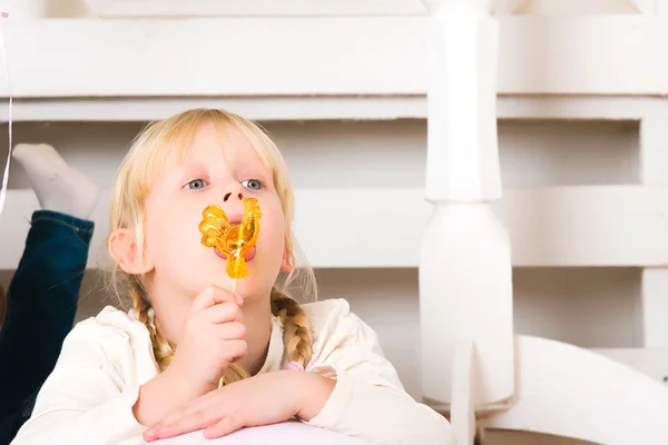 Ragazza sdraiata su un pavimento — Foto Stock