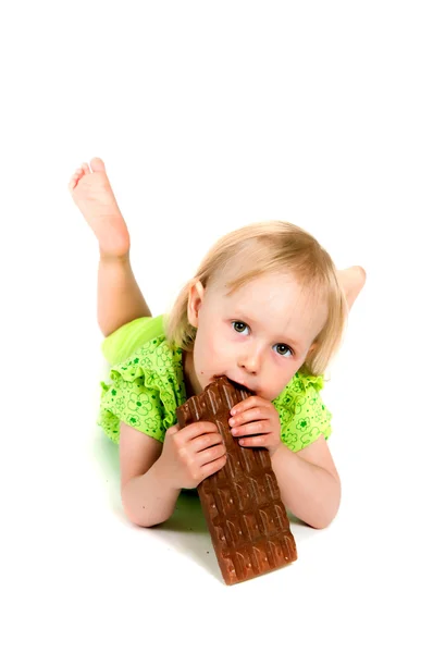 チョコレートの若い女の子食べてバー — ストック写真