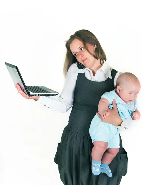 La mujer de negocios al niño y el netbook en las manos —  Fotos de Stock