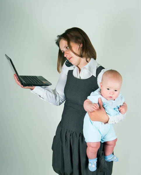 De zakenvrouw naar het kind en de netbook op handen — Stockfoto