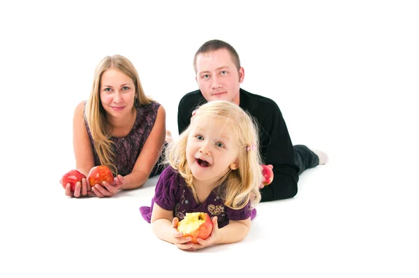 Het kleine meisje tegen ouders — Stockfoto