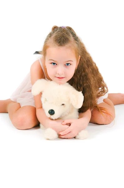 A menina com um cachorro de brinquedo — Fotografia de Stock