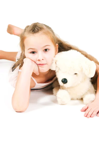 Het meisje met een stuk speelgoed puppy — Stockfoto