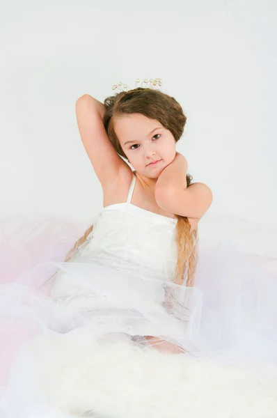 A menina bonita com cabelo longo — Fotografia de Stock