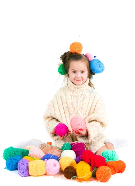 Chica con radios de punto y bolas de hilos en el pelo —  Fotos de Stock