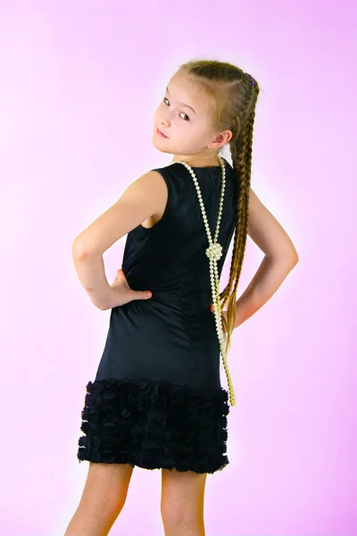Flicka med en sträng av pärlor — Stockfoto