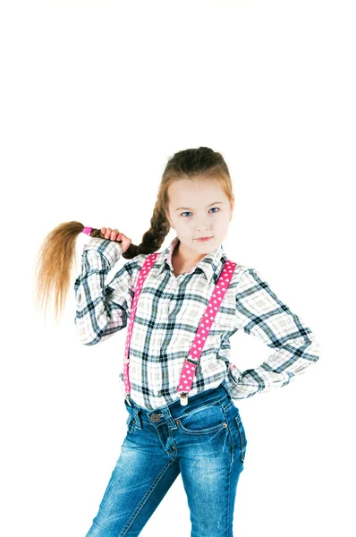 Flicka med lång fläta i en rutig skjorta och jeans — Stockfoto