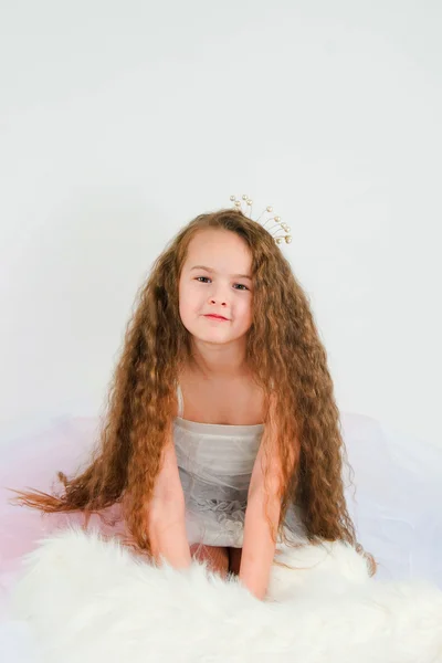 A menina bonita com cabelo longo — Fotografia de Stock