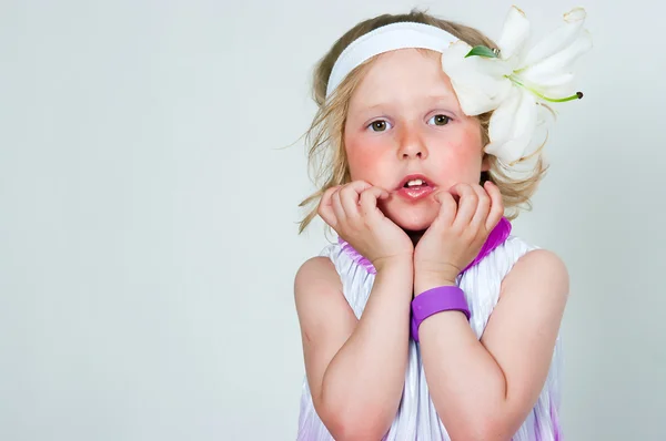 Menina bonita com uma flor de lírio — Fotografia de Stock