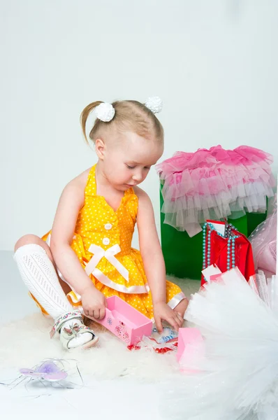 Menina elegante brincando com cosméticos e jóias — Fotografia de Stock
