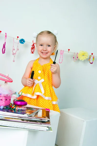 Menina elegante brincando com cosméticos e jóias — Fotografia de Stock