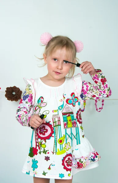 Menina elegante brincando com cosméticos e jóias — Fotografia de Stock