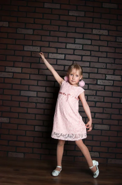 Ragazza elegante in un abito rosa — Foto Stock