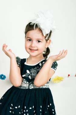 zarif kız kozmetik ve takı ile oynama