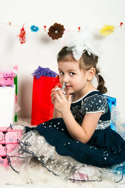 Menina elegante brincando com cosméticos e jóias — Fotografia de Stock