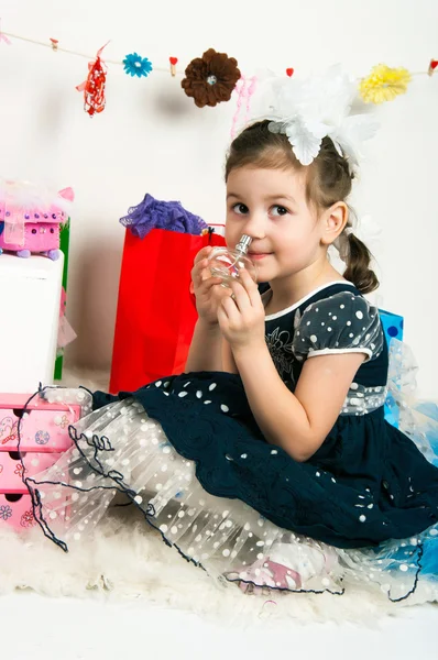 Menina elegante brincando com cosméticos e jóias — Fotografia de Stock