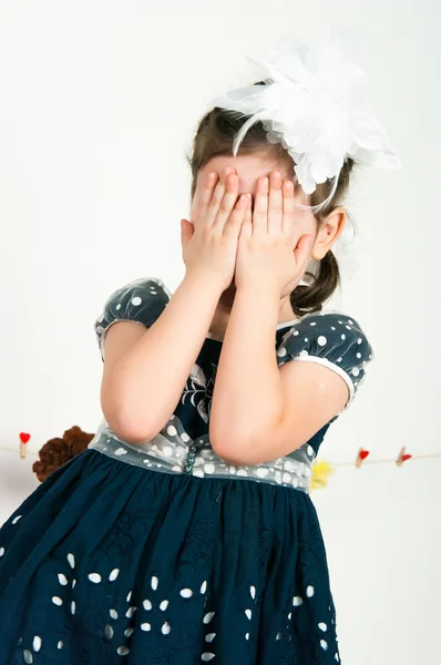 Das elegante Mädchen weint — Stockfoto