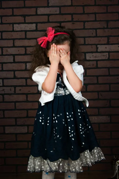 The elegant girl cries — Stock Photo, Image