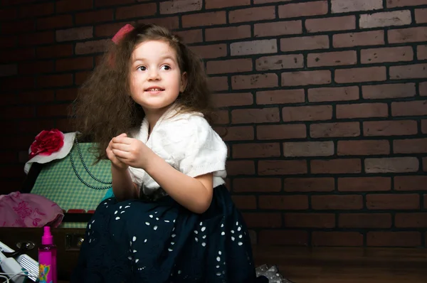 A menina elegante contra uma parede de tijolo — Fotografia de Stock