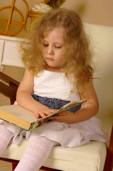 A menina com cabelo dourado — Fotografia de Stock