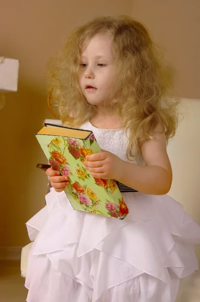 A menina com cabelo dourado — Fotografia de Stock