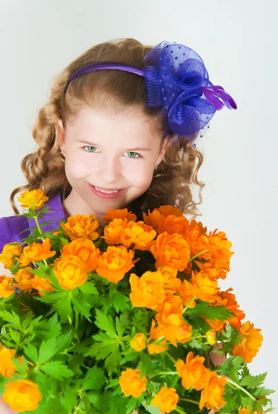 Het meisje met trollius — Stockfoto