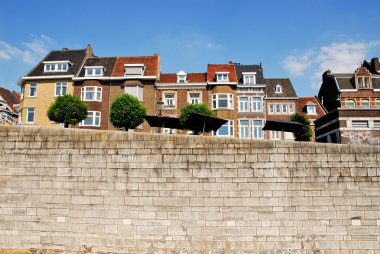 nehir kıyısında evler maas, maastricht, Hollanda