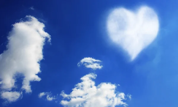 Καρδιά από σύννεφο στον ουρανό — Φωτογραφία Αρχείου