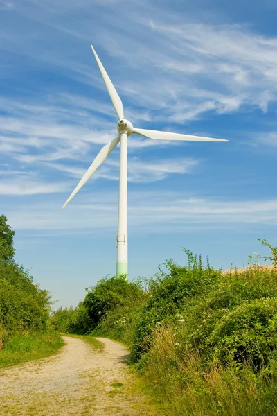 Windkraftanlage erzeugt Strom im Feld — Stockfoto