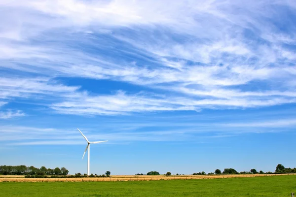 Äng med vindkraftverk elproduktion — Stockfoto