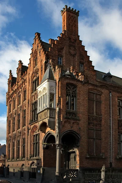 Старый фламандский дом в Брюгге, Бельгия — стоковое фото
