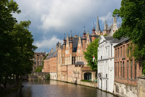 Puente medieval sobre el canal y casas flamencas en Brujas, Bélgica — Foto de Stock